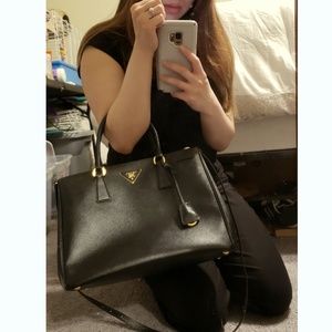 Auth. Prada Saffiano Medium Double Zip Tote Nero